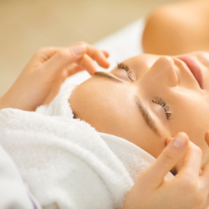 Femme recevant un soin visage