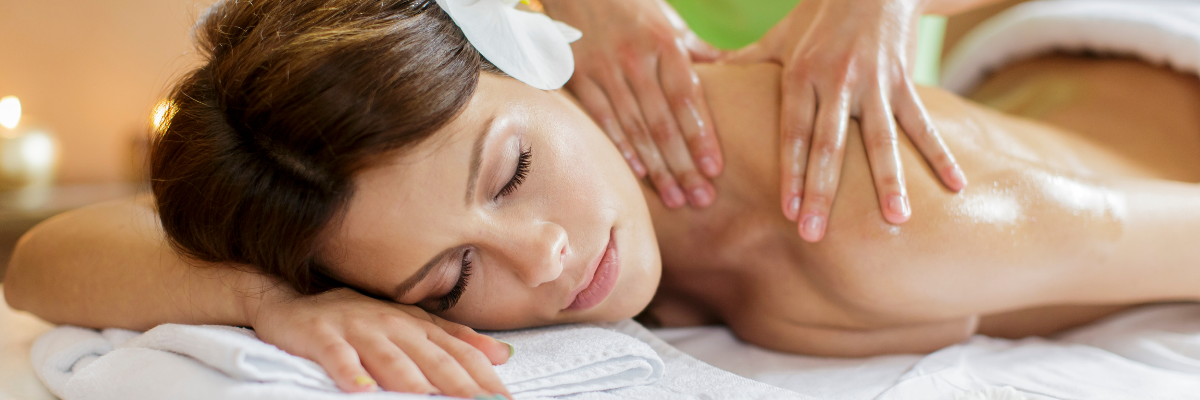 Image d'une femme sereine et apaisée recevant un massage