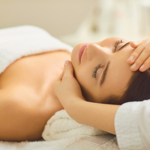 femme recevant un soin visage