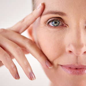 Visage d'une femme d'une cinquantaine d'année révélant la beauté de sa peau